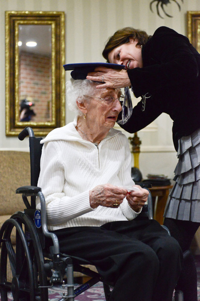 asomadetodosafetos.com - Emocionante: idosa de 97 anos chora ao ganhar o seu diploma de ensino médio