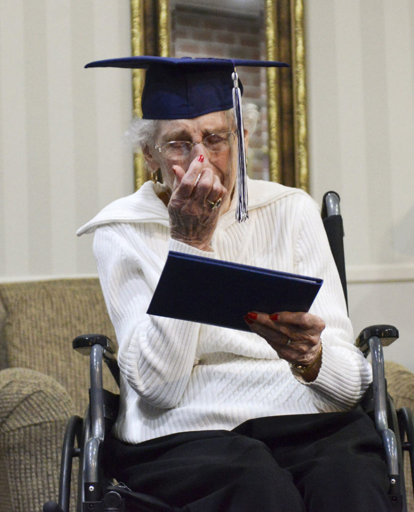 asomadetodosafetos.com - Emocionante: idosa de 97 anos chora ao ganhar o seu diploma de ensino médio
