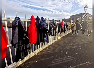 Ponte de Dublin amanhece cheia de casacos para pessoas sem-teto: ajudar a quem precisa