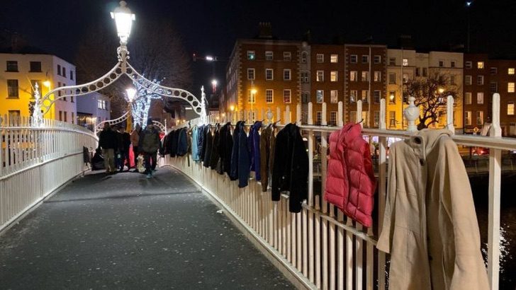 asomadetodosafetos.com - Ponte de Dublin amanhece cheia de casacos para pessoas sem-teto: ajudar a quem precisa