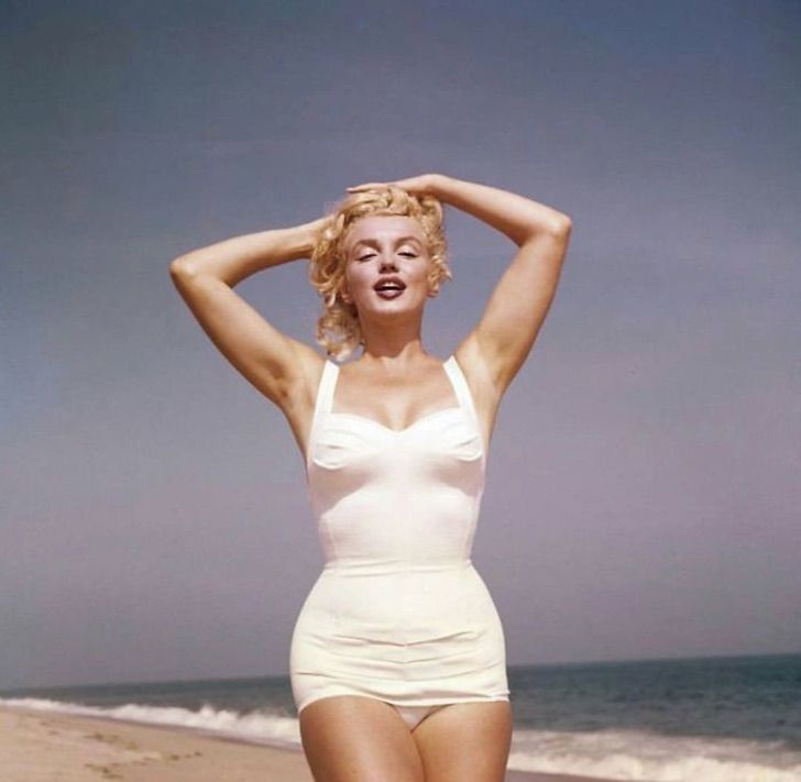 asomadetodosafetos.com - Reveladas lindas fotos de Marilyn Monroe em um maiô. Celulite e gordurinhas perfeitas