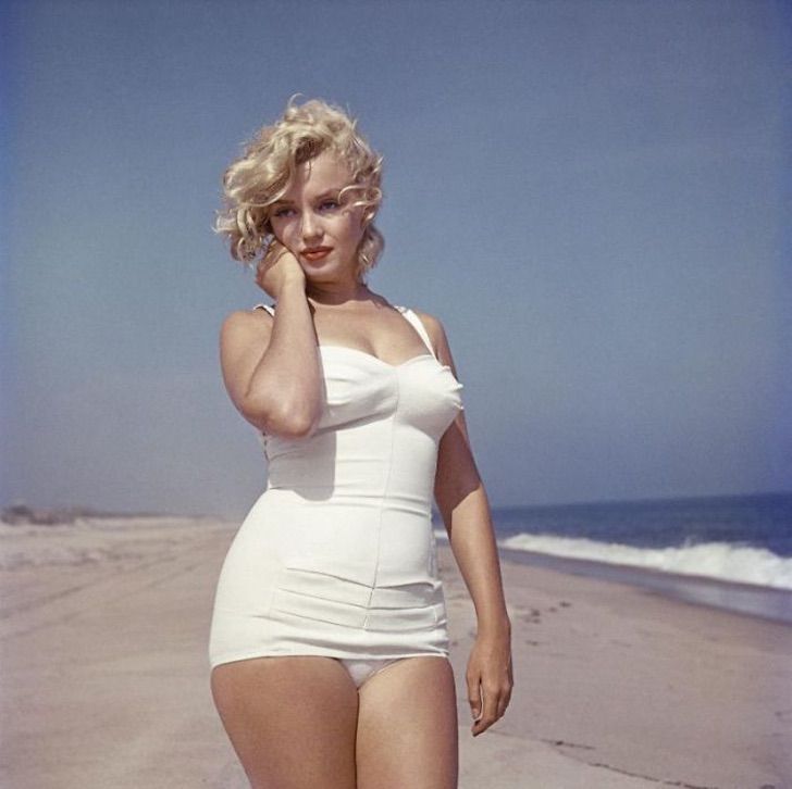asomadetodosafetos.com - Reveladas lindas fotos de Marilyn Monroe em um maiô. Celulite e gordurinhas perfeitas