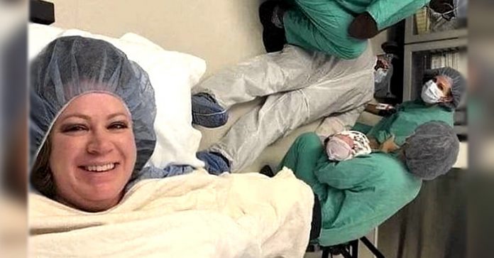 Seu marido desmaiou na hora do parto e ela fez uma selfie pra registrar o momento: acontece