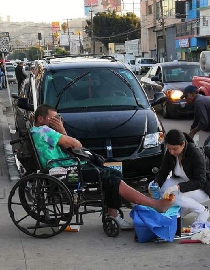 asomadetodosafetos.com - Enfermeira faz curativos na perda de morador de rua em plena calçada. Ela só queria ajudar