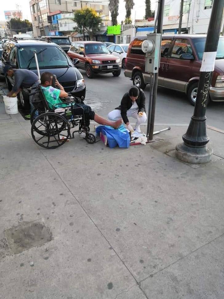 asomadetodosafetos.com - Enfermeira faz curativos na perda de morador de rua em plena calçada. Ela só queria ajudar