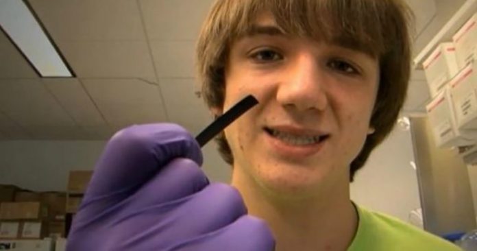 Jovem inventa teste para detectar câncer 26.000 vezes mais barato e 168 vezes mais rápido