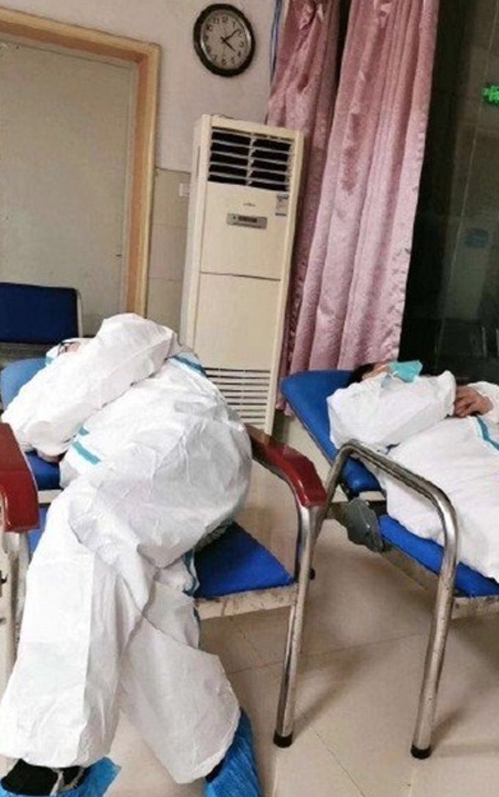 asomadetodosafetos.com - Médicos chineses aparecem exaustos no chão do hospital. Uma luta diária contra o coronavírus