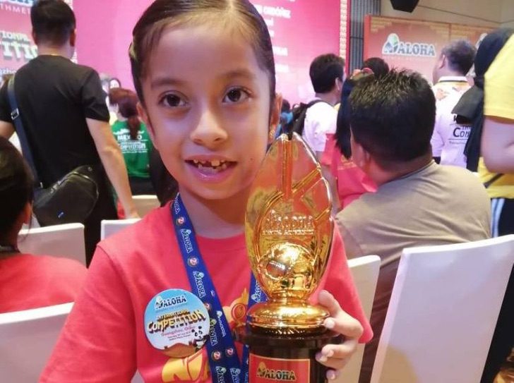 asomadetodosafetos.com - Menina de 8 anos resolve 70 problemas em apenas 5 minutos e vence Mundial de Matemática