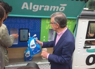 Startup investe em máquina que enche recipientes de detergentes para evitar desperdício