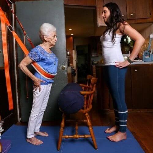 asomadetodosafetos.com - Yoga transforma postura e saúde de senhora de 87 anos. Nunca é tarde demais