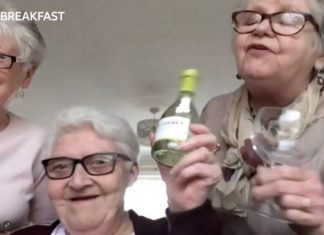 Amigas idosas resolvem passar quarentena juntas com vinho e muitas gargalhadas