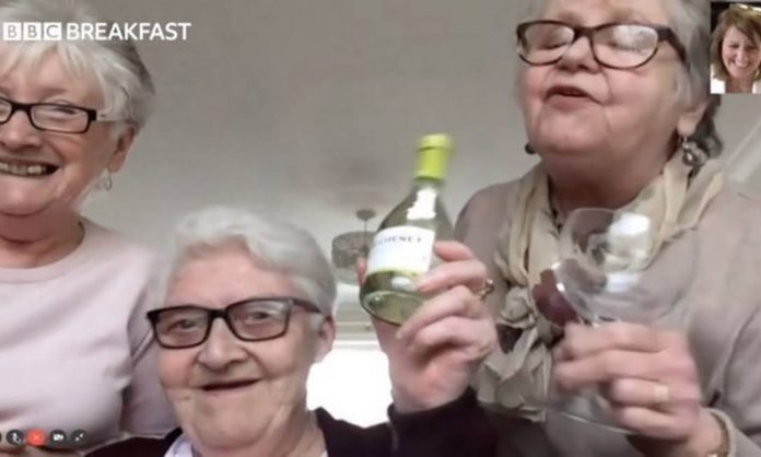 Amigas idosas resolvem passar quarentena juntas com vinho e muitas gargalhadas