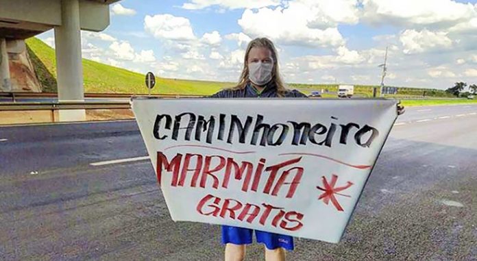Brasileiro se veste de Thor e faz doação de marmitas para caminhoneiros na estrada
