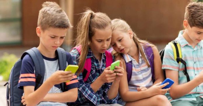 Dar um celular para uma criança menor de 10 anos é um ato de irresponsabilidade familiar, diz especialista