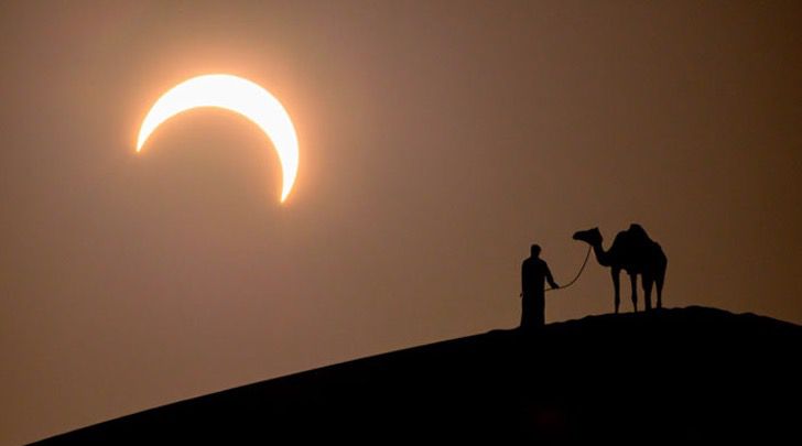 asomadetodosafetos.com - Fotógrafo registra homem e camelo sob um eclipse lunar: o momento perfeito