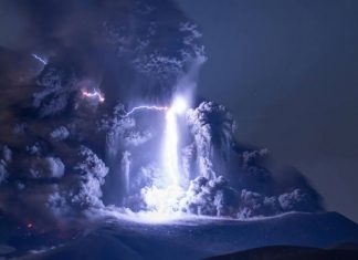 Fotógrafo registra o momento exato em que um raio atinge um vulcão em erupção