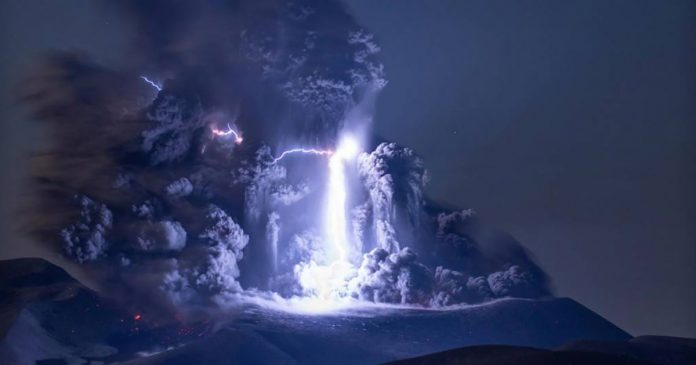 Fotógrafo registra o momento exato em que um raio atinge um vulcão em erupção