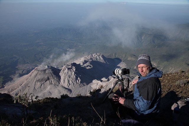 asomadetodosafetos.com - Fotógrafo registra o momento exato em que um raio atinge um vulcão em erupção