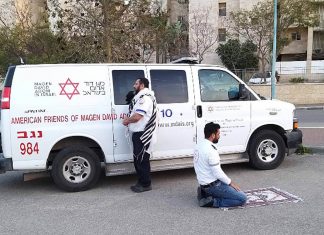Imagem de paramédicos orando juntos, apesar da religiões diferentes viraliza e emociona o mundo