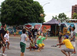 Pais incentivam filhos com brincadeiras de rua para combater o vício na tecnologia