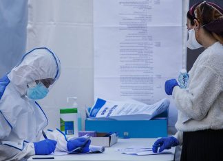 Para ajudar na crise do coronavírus, fábricas da Armani produzem macacão para médicos