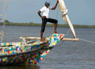 Quenianos montam barco com apenas chinelos velhos e toneladas de plástico reciclado