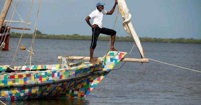 Quenianos montam barco com apenas chinelos velhos e toneladas de plástico reciclado