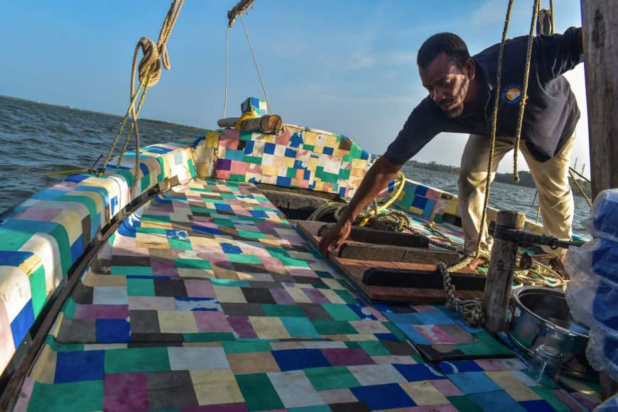 asomadetodosafetos.com - Quenianos montam barco com apenas chinelos velhos e toneladas de plástico reciclado