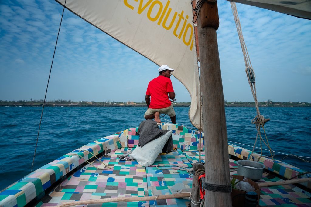 asomadetodosafetos.com - Quenianos montam barco com apenas chinelos velhos e toneladas de plástico reciclado