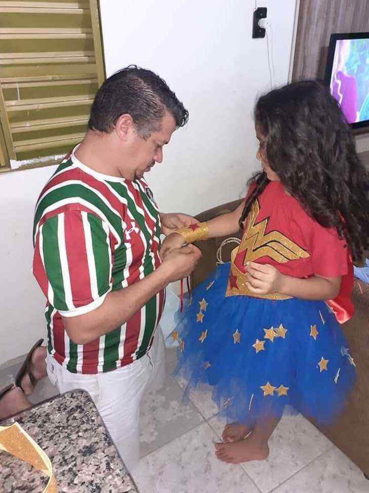 asomadetodosafetos.com - Sem dinheiro para comprar fantasia, pai faz com as próprias mãos roupa da filha pro Carnaval