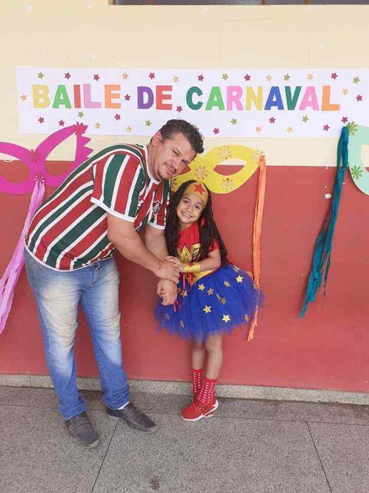 asomadetodosafetos.com - Sem dinheiro para comprar fantasia, pai faz com as próprias mãos roupa da filha pro Carnaval