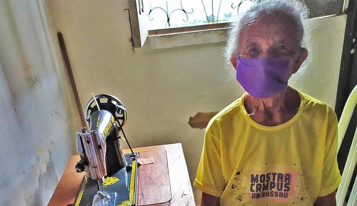 Senhora de 87 anos passa o dia costurando máscaras para doar aos vizinhos no Maranhão