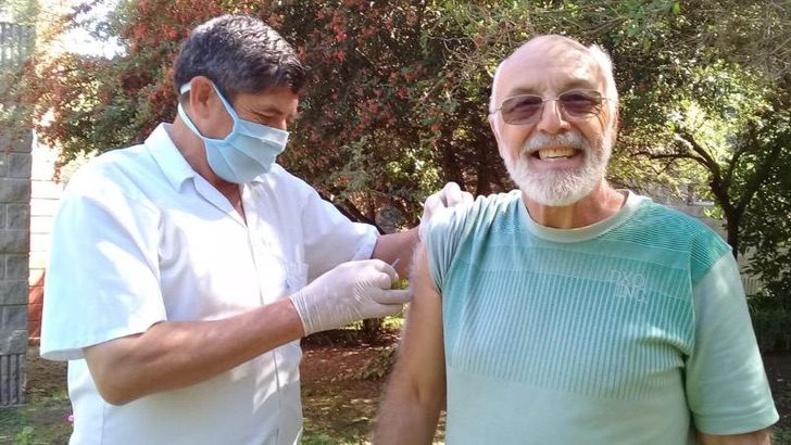 asomadetodosafetos.com - Enfermeiro de 61 anos sobe montanhas para vacinar mais velhos: um verdadeiro herói