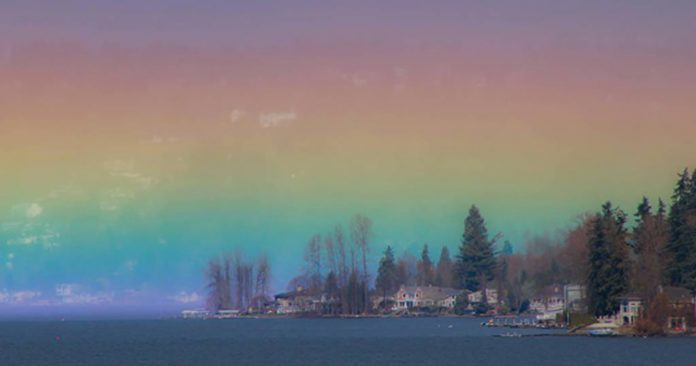 Fotógrafa registra cena única na vida de um arco-íris horizontal que inundava o céu