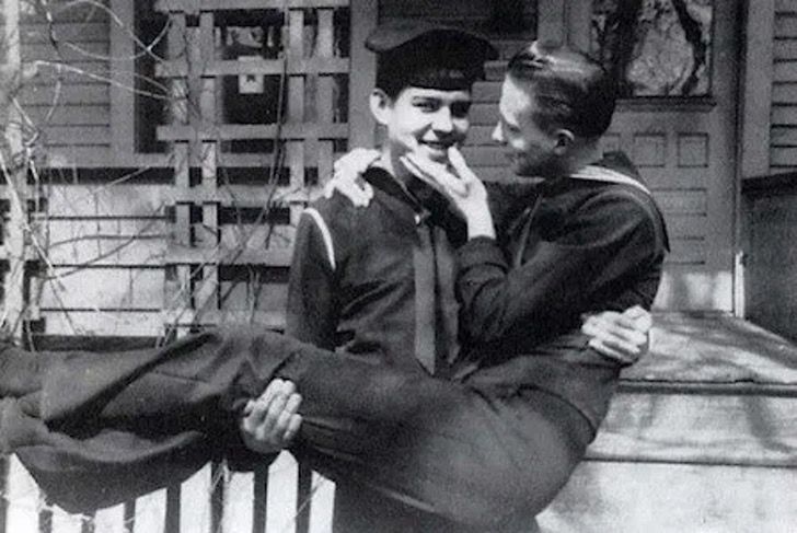 asomadetodosafetos.com - Fotos comprovam que relações de pessoas do mesmo sexo sempre existiram. Amor é amor e pronto