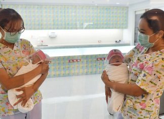 Na Tailândia, bebês recém-nascidos ganham protetor facial contra o coronavírus