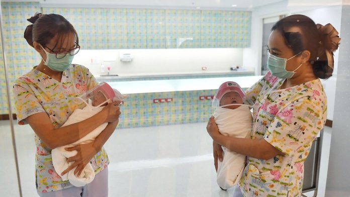 Na Tailândia, bebês recém-nascidos ganham protetor facial contra o coronavírus