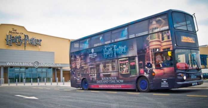 Ônibus turísticos de Harry Potter são usados para transporte gratuito de profissionais de saúde