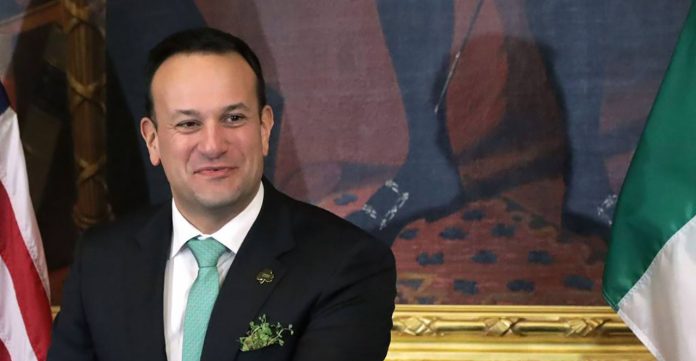 Primeiro Ministro da Irlanda se registra como médico para ajudar na pandemia