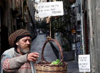 “Quem pode colocar, quem não pode receber”: italianos doam alimentos para necessitados