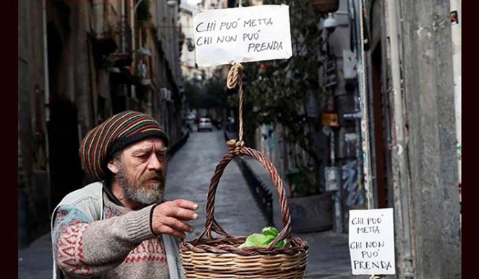 “Quem pode colocar, quem não pode receber”: italianos doam alimentos para necessitados