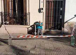 Vovó no Uruguai cria o seu cordão de isolamento na calçada para aproveitar o Sol das manhãs