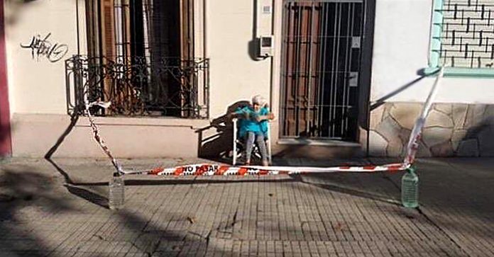 Vovó no Uruguai cria o seu cordão de isolamento na calçada para aproveitar o Sol das manhãs