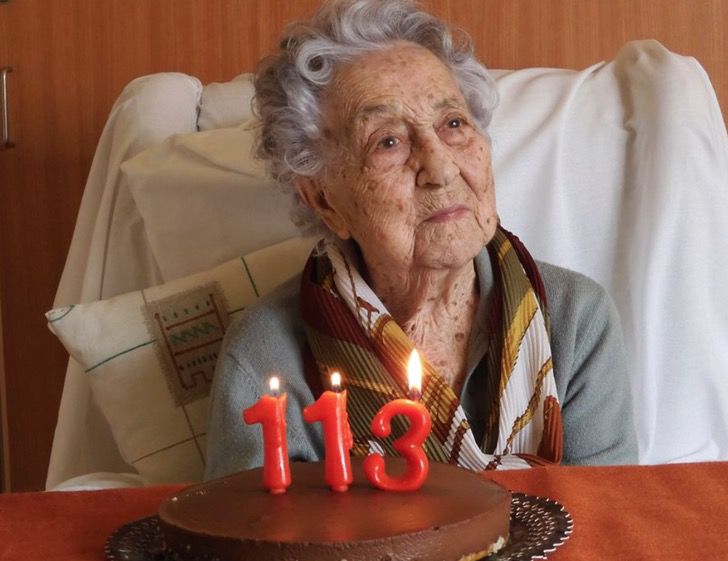 asomadetodosafetos.com - Aos 113 anos, essa vovó da Espanha venceu o covid. Ela agora está saudável e forte