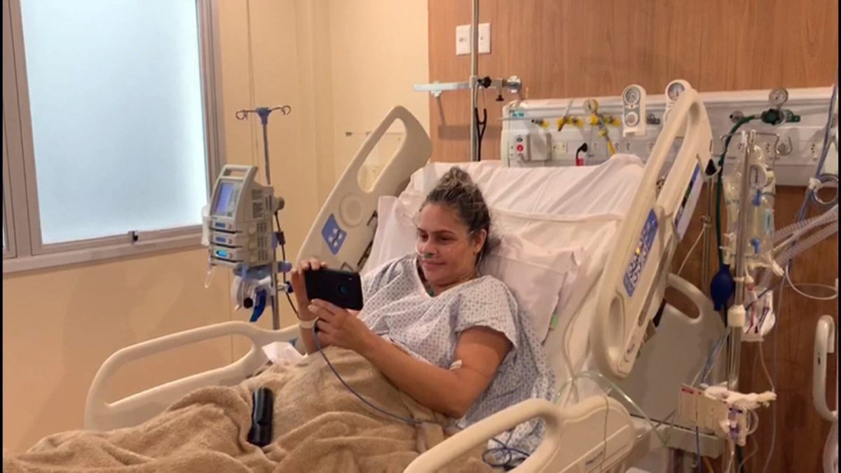 asomadetodosafetos.com - Após ter um parto de emergência, enfermeira com Covid consegue ver a filha por vídeo