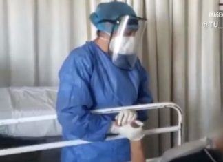 Enfermeira emociona ao segurar a mão de pacientes e cantar para acalmá-los