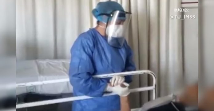 Enfermeira emociona ao segurar a mão de pacientes e cantar para acalmá-los