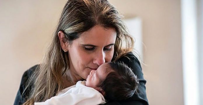 Fé na humanidade: professora cuida de bebê recém-nascido de família com COVID-19