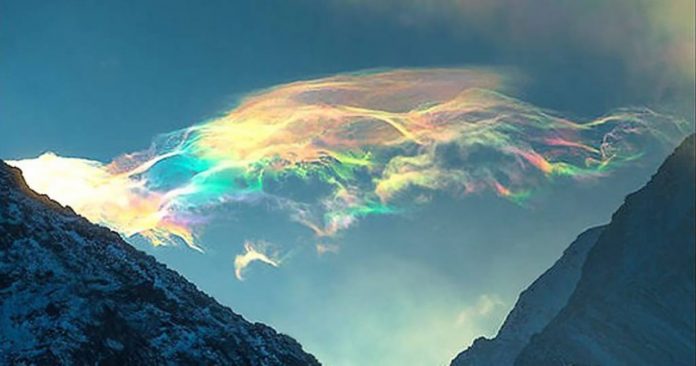 Lindo fenômeno faz parecer que as nuvens são coloridas