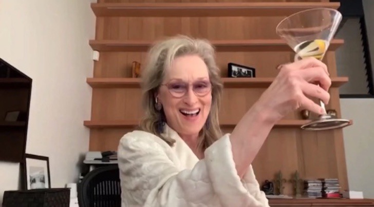 asomadetodosafetos.com - Meryl Streep curte noitada virtual com as amigas cantando e bebendo